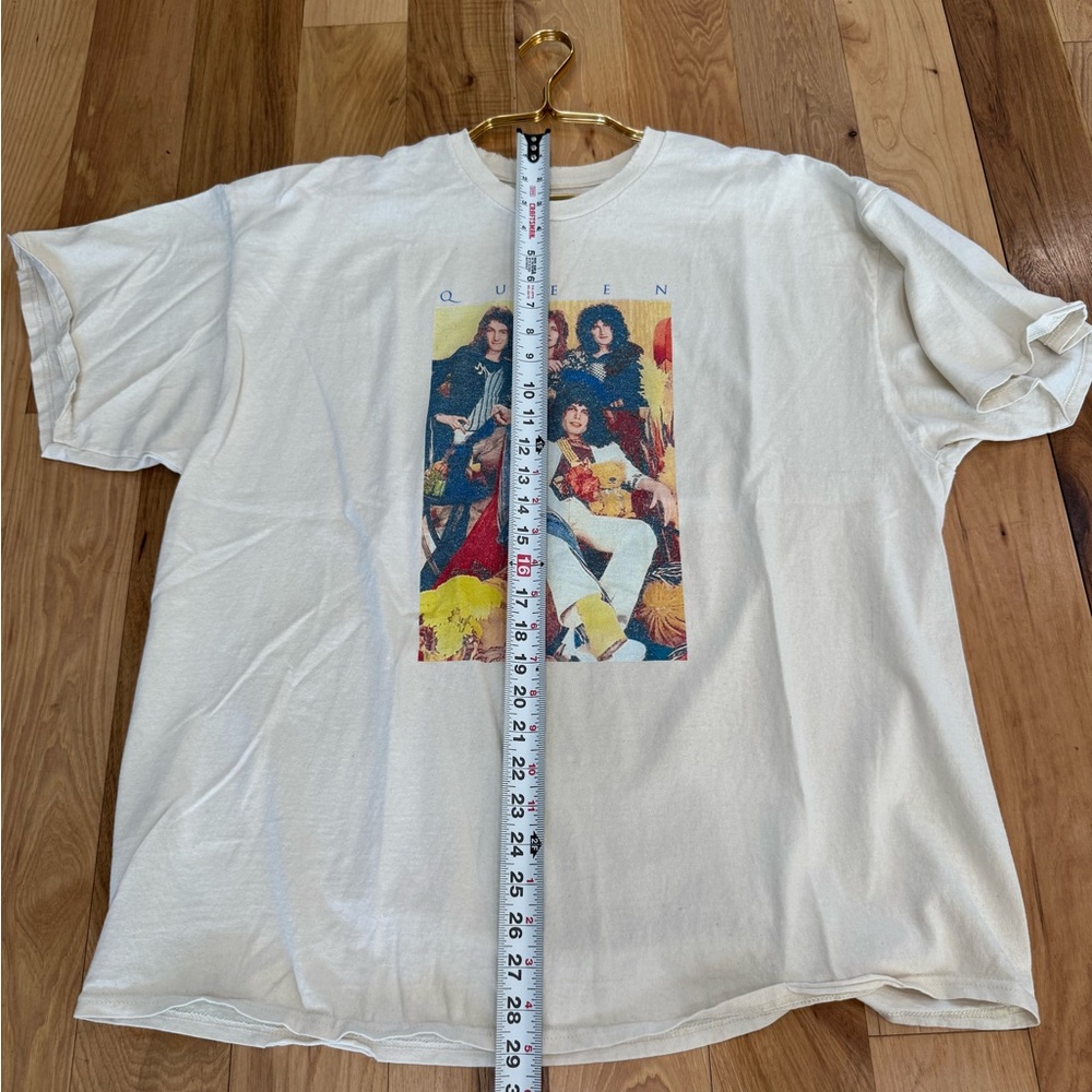 Queen NWOT Band XL Tee Graphic Distressed Ivory T-Shirt by Livy Lu T9 - Picture 6 of 7
